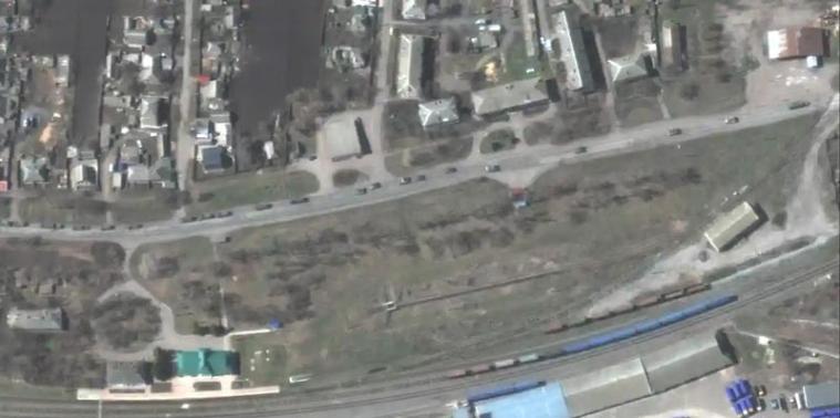 Hình ảnh vệ tinh cho thấy đoàn xe của Nga di chuyển về phía đông Ukraine