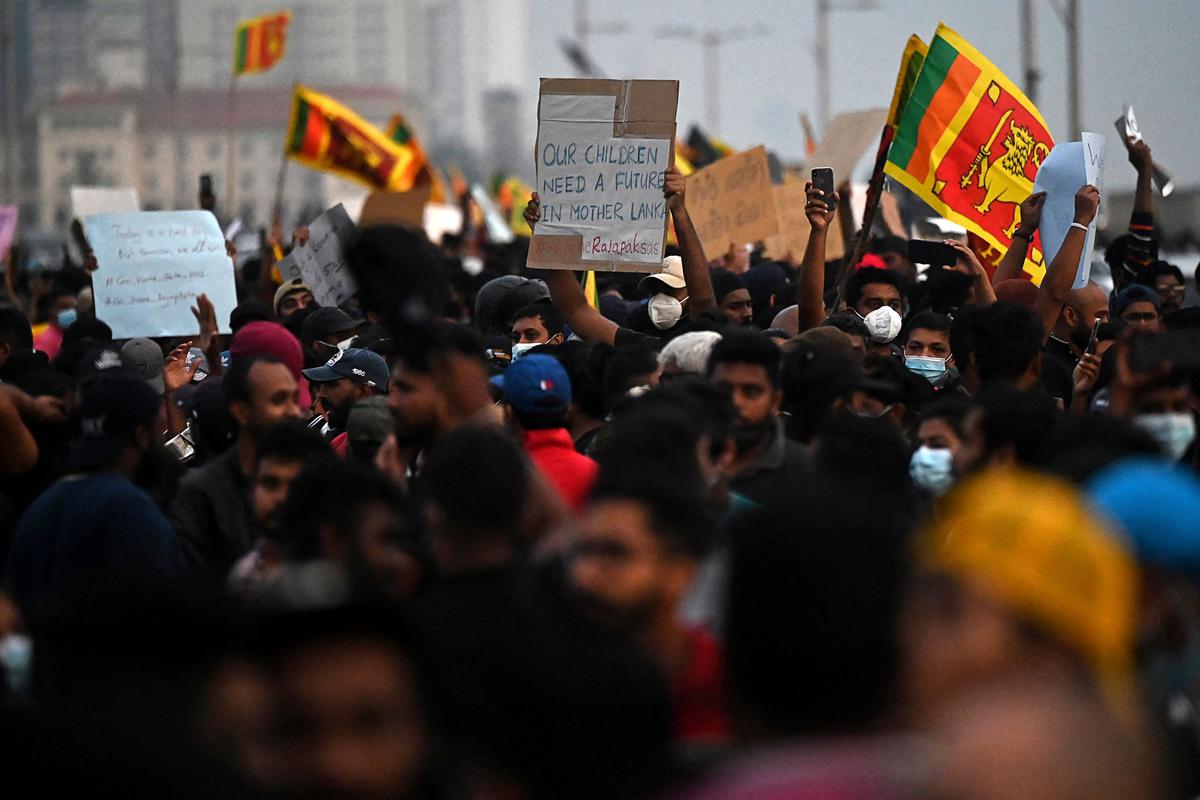 Người dân Sri Lanka biểu tình bên ngoài văn phòng Tổng thống 