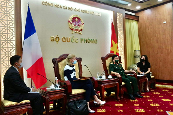 Bà Alice Guitton, Tổng Vụ trưởng Quan hệ quốc tế và Chiến lược Bộ Quân đội Pháp, gặp lãnh đạo Bộ Quốc phòng Việt Nam - Ảnh: Đại sứ quán Pháp tại Việt Nam
