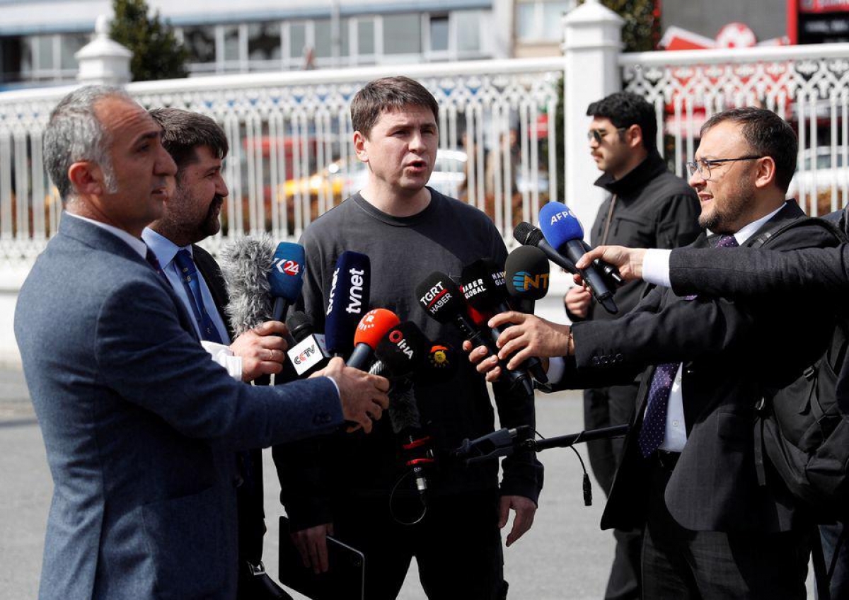 Nhà đàm phán Ukraine Mykhailo Podolyak trao đổi với báo chí. Ảnh: Reuters