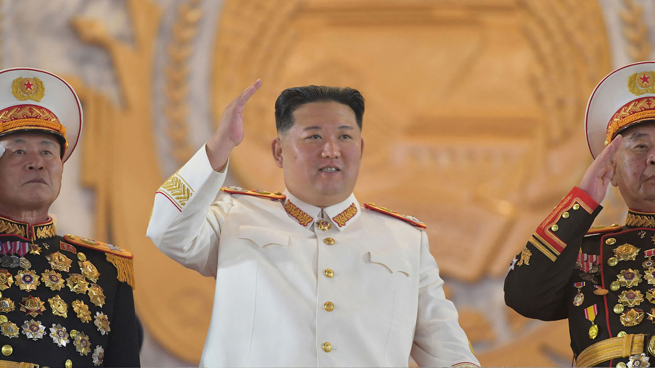 Nhà lãnh đạo Triều Tiên Kim Jong Un xuất hiện trong lễ diễu binh