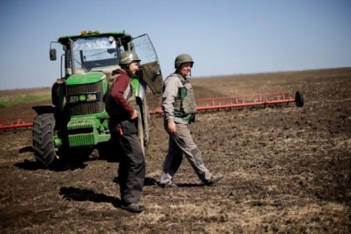 Những người nông dân mặc áo chống đạn để làm việc tại Ukraine