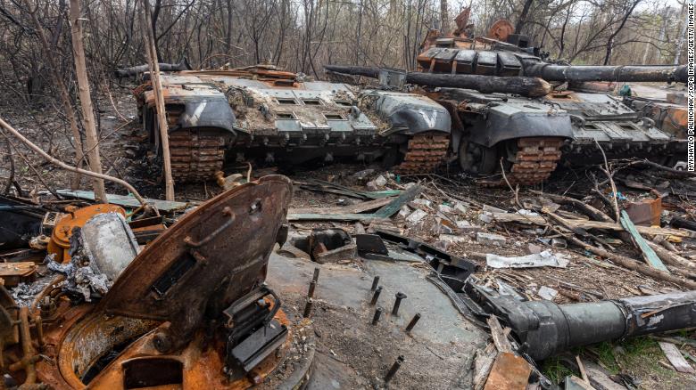 Các xe tăng Nga bị phá hủy và đốt cháy dọc theo một đường cao tốc gần thủ đô Kyiv của Ukraine.