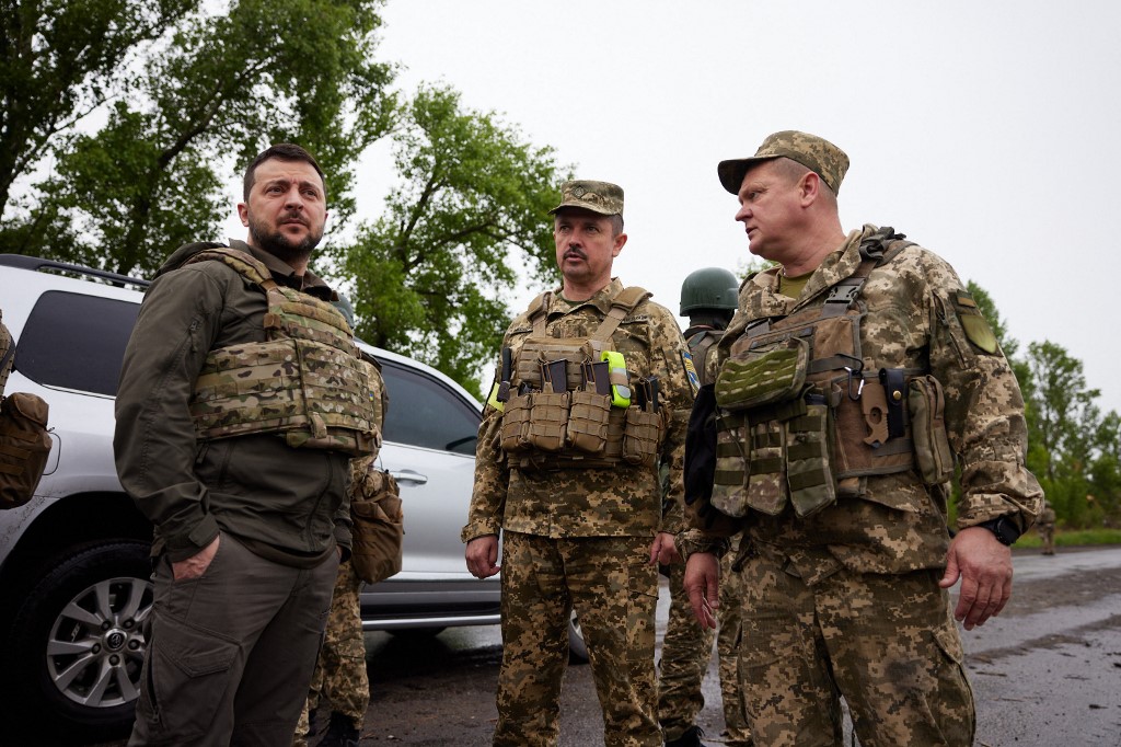 Tổng thống Zelensky (trái) trao đổi với các binh sĩ tại Kharkiv