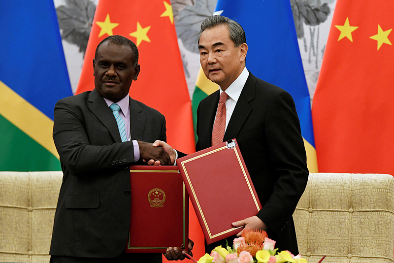Ngoại trưởng Trung Quốc Vương Nghị (phải) và Ngoại trưởng Quần đảo Solomon trong lễ ký kết thiết lập quan hệ ngoại giao tại Bắc Kinh năm 2019.