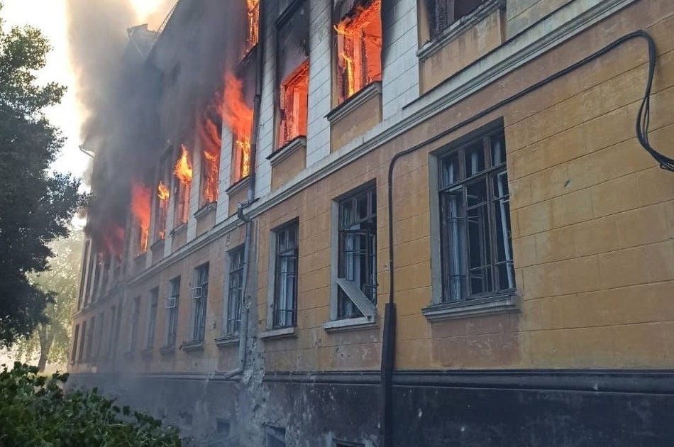 Một tòa nhà tái Severodonetsk bị tấn công bới pháo kích