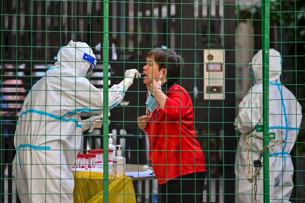Các nhân viên y tế xét nghiệm cho người dân trong khu phong tỏa tại Thượng Hải. Nguồn: AFP