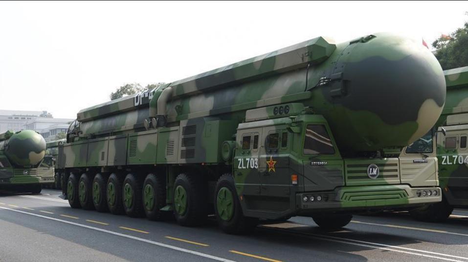 Tên lửa Đông phong-41 có khả năng mang đầu đạn hạt nhân trong cuộc duyệt binh ở Bắc Kinh ngày 1.10.2019
