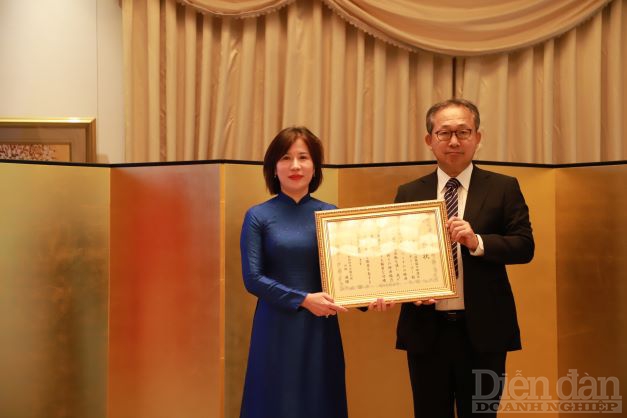 Đại sứ Nhật Bản tại Việt Nam trao bằng khen cho bà Cao Phương Chi, t
