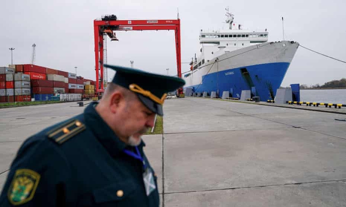 Một nhân viên hải quan tại cảng Baltiysk thuộc vùng Kaliningrad của Nga. Ảnh: Reuters