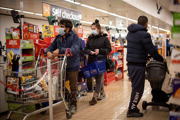 Người dân mua sắm tại một siêu thị ở London, Anh ngày 13/2/2022. Ảnh: AFP/TTXVN