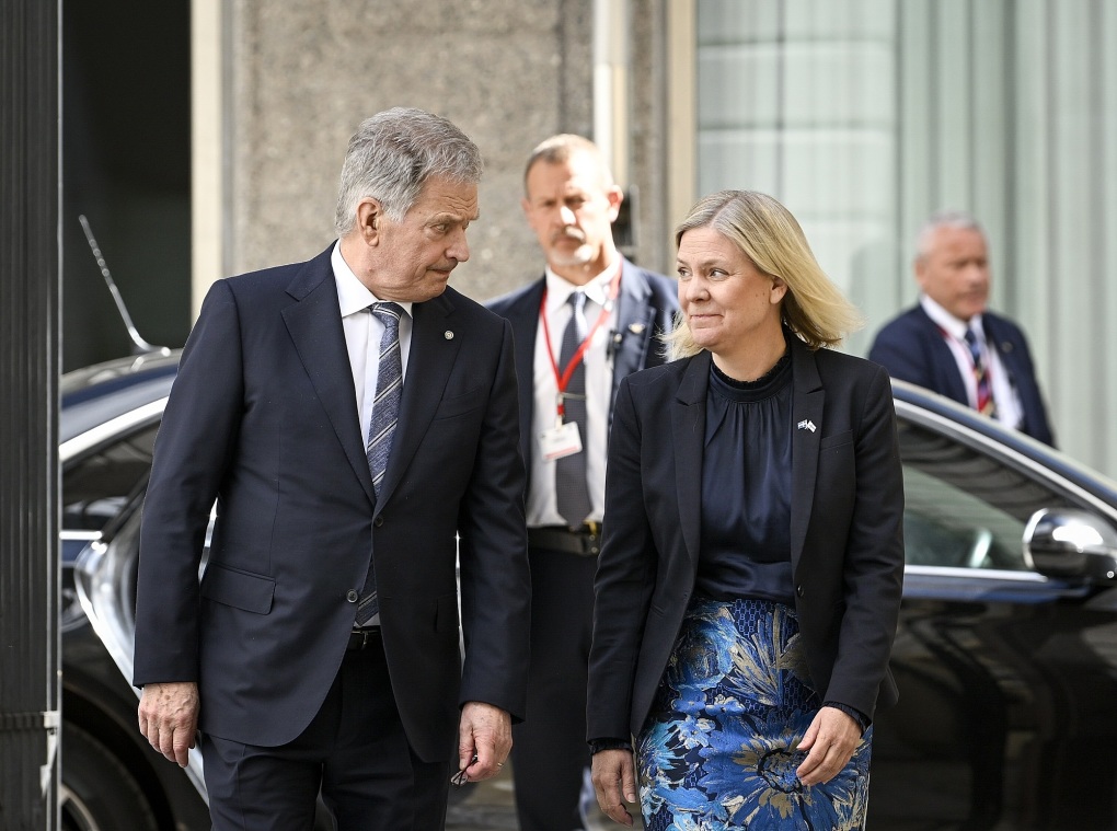Tổng thống Phần Lan Sauli Niinisto (trái) và Thủ tướng Thụy Điển Magdalena Andersson tại Stockholm hôm 17/5. Ảnh: AFP.