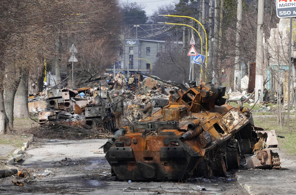 Xe tăng Nga bị phá hủy ở ngoại ô Kiev (ảnh: CNN)