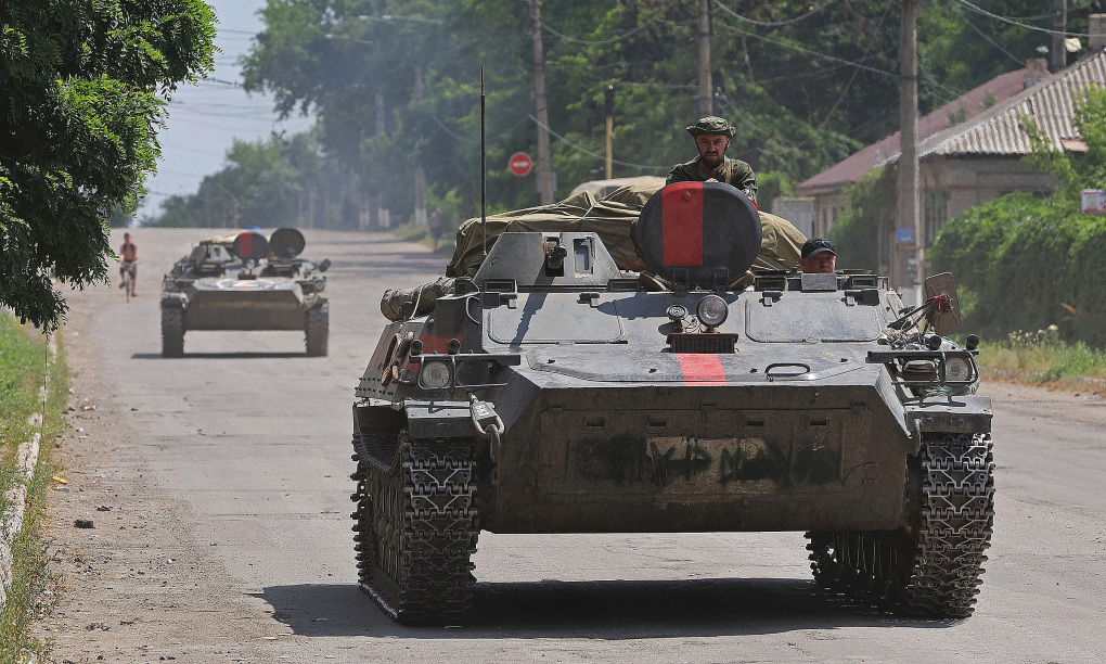 Lực lượng thân Nga lái xe thiết giáp trên một con đường ở thành phố Lysychansk, tỉnh Lugansk. Ảnh: Reuters