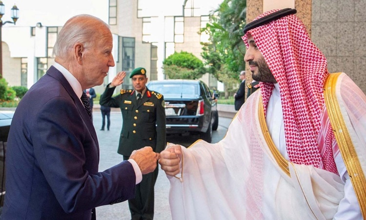 Tổng thống Mỹ Joe Biden gặp Thái tử Arab Saudi Mohammed bin Salman trong chuyến thăm thành phố Jeddah ngày 15/7. Ảnh: Reuters.