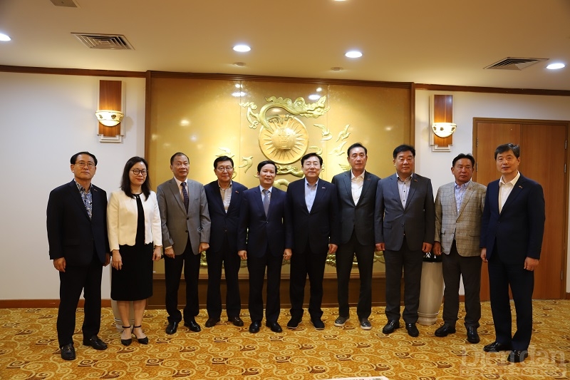 Đại diện VCCI chụp ảnh lưu niệm cùng Chủ tịch Kim Ki Mun và đoàn KBIZ