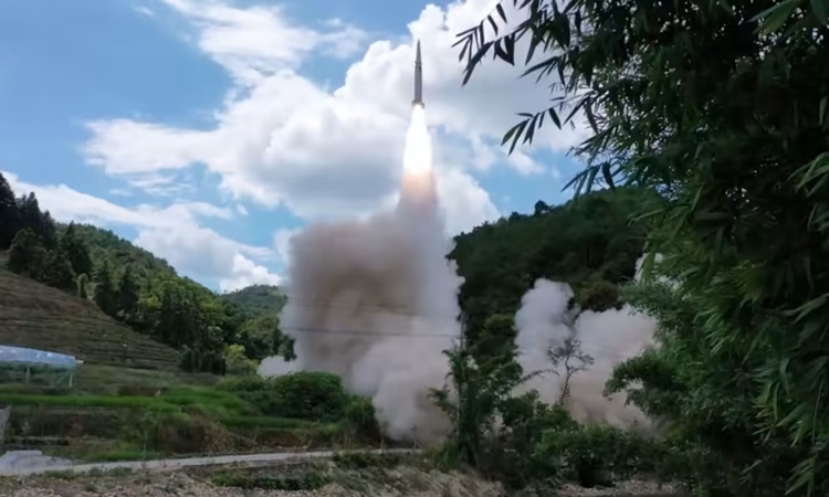 quân đội Trung Quốc công bố cho thấy tên lửa đạn đạo được khai hỏa trong cuộc tập trận ngày 4/8. 