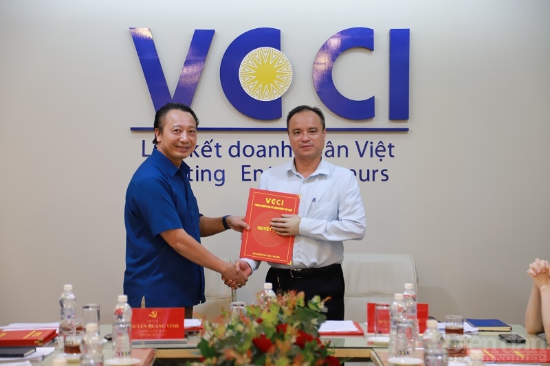 Bí thư Đảng uỷ VCCI nhiệm kỳ 2020-2025 Nguyễn Quang Vinh trao quyết định bổ nhiệm cho đồng chí 