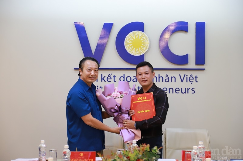 Bí thư Đảng uỷ VCCI Nguyễn Quang Vinh trao quyết định bổ nhiệm cho đồng chí Bùi Quang Cường