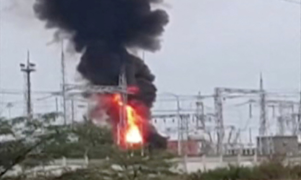 Khói đen bốc lên tại một trạm biến áp bị cháy ở Dzhankoi, bán đảo Crimea hôm nay. Ảnh: Reuters.