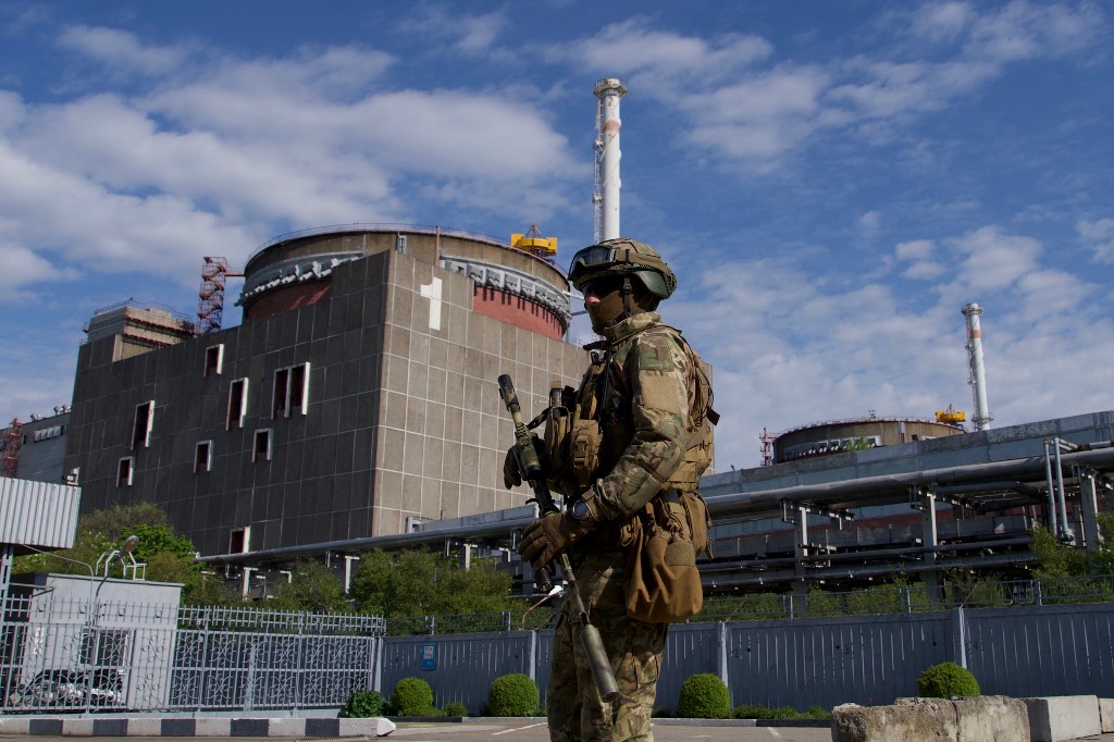 Binh sĩ Nga tuần tra bên ngoài nhà máy điện hạt nhân Zaporizhzhia hồi tháng 5. Nguồn:p/AFP