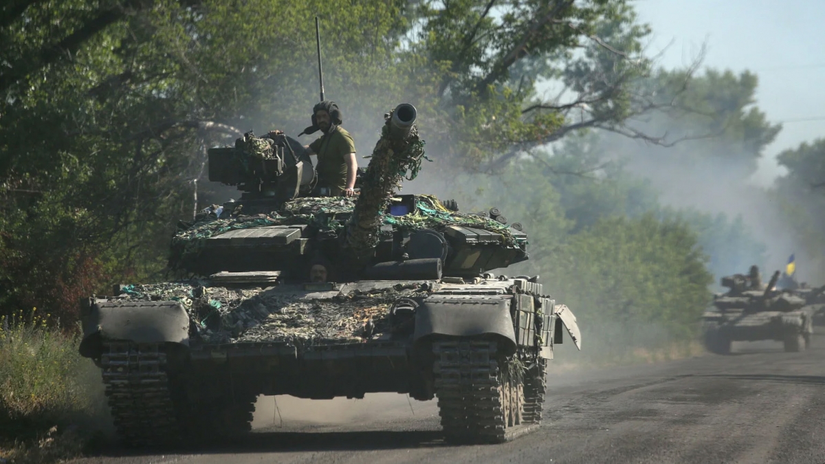 inh sĩ Ukraine di chuyển bằng xe tăng ở khu vực Donbass, ngày 21/6/2022. Ảnh: AFP