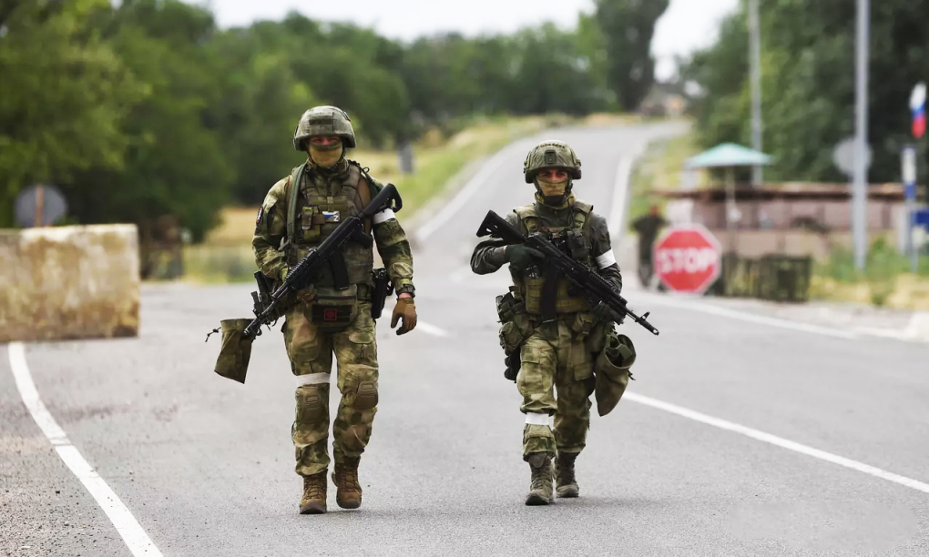 Quân nhân Nga đi tuần tại khu vực miền nam Ukraine ngày 27/6. Ảnh: RIA Novosti.