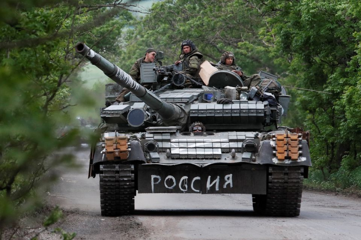 Lực lượng thân Nga lái xe tăng ở khu vực Donets. Nguồn: reuters