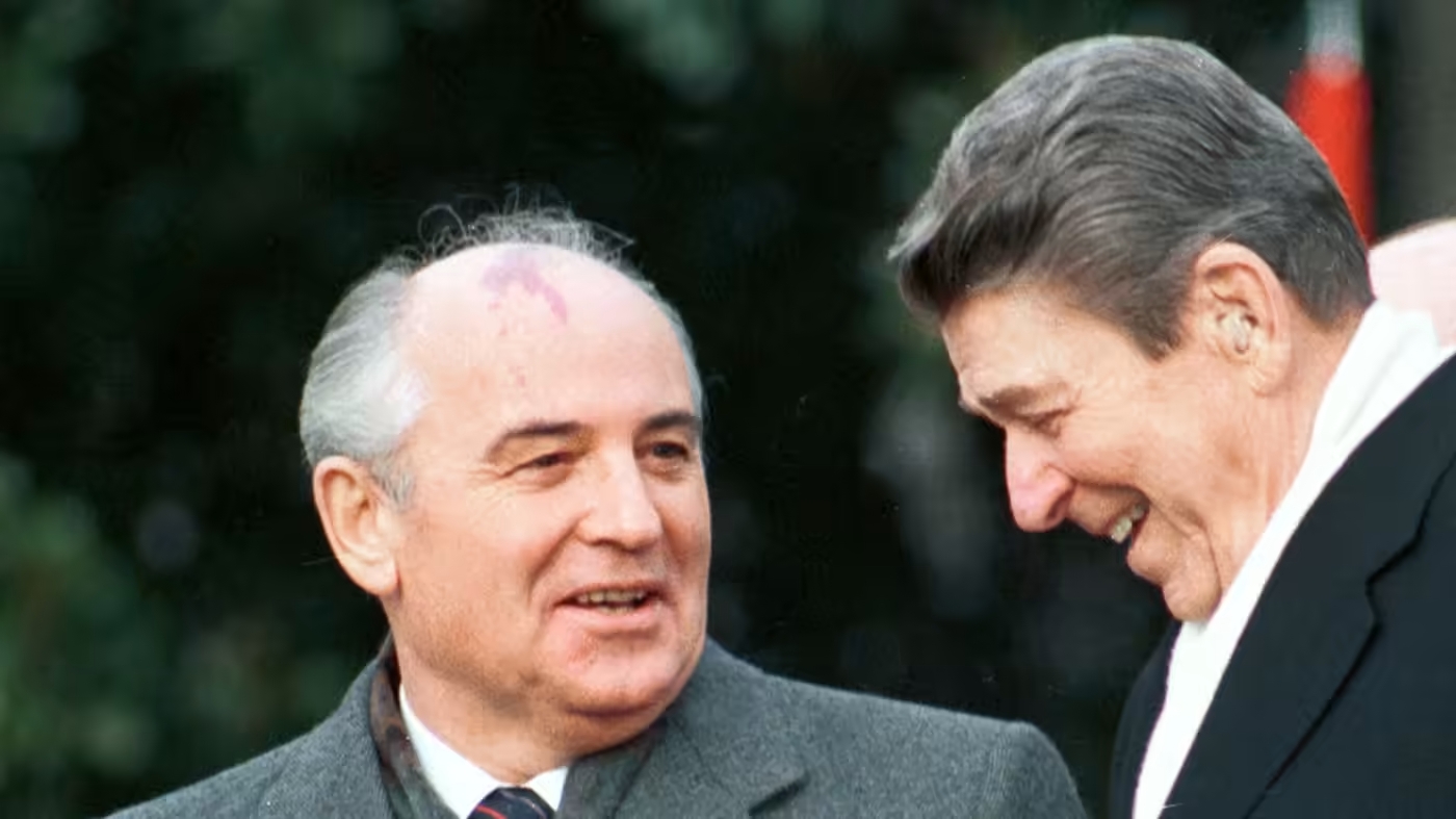 Cựu lãnh đạo Liên Xô Mikhail Gorbachev (bên trái) và cựu Tổng thống Mỹ Ronald Reagan 