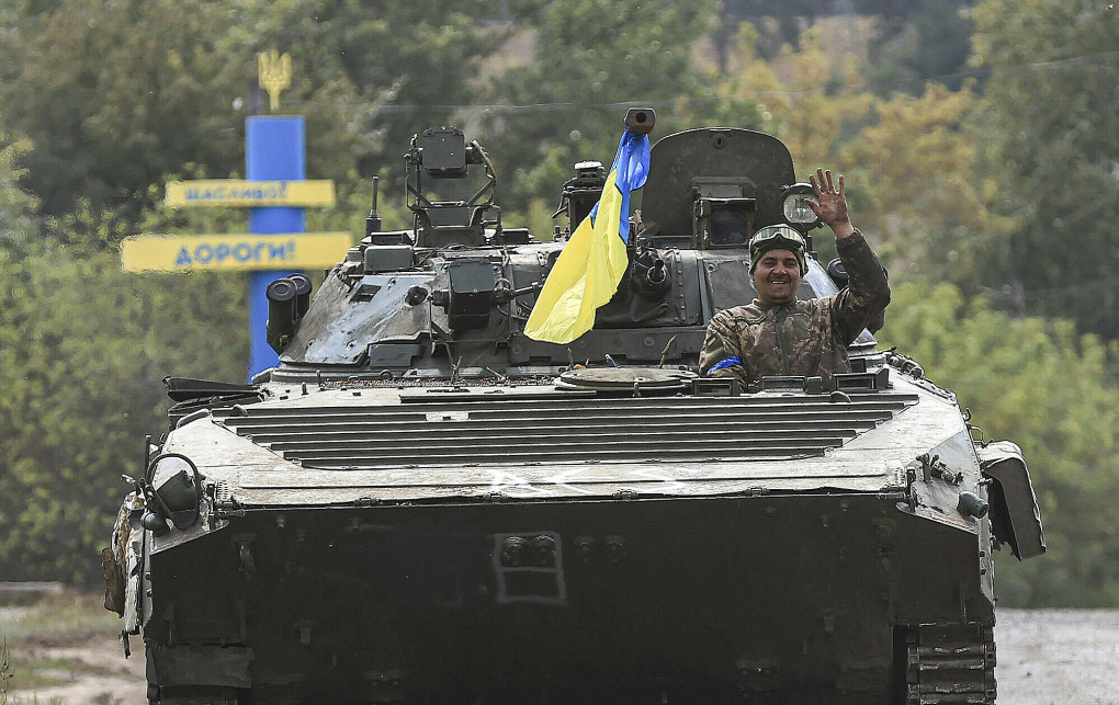 Xe tăng Ukraine tại chiến tuyến ở khu vực đông bắc tỉnh Kharkov. Ảnh: AFP.