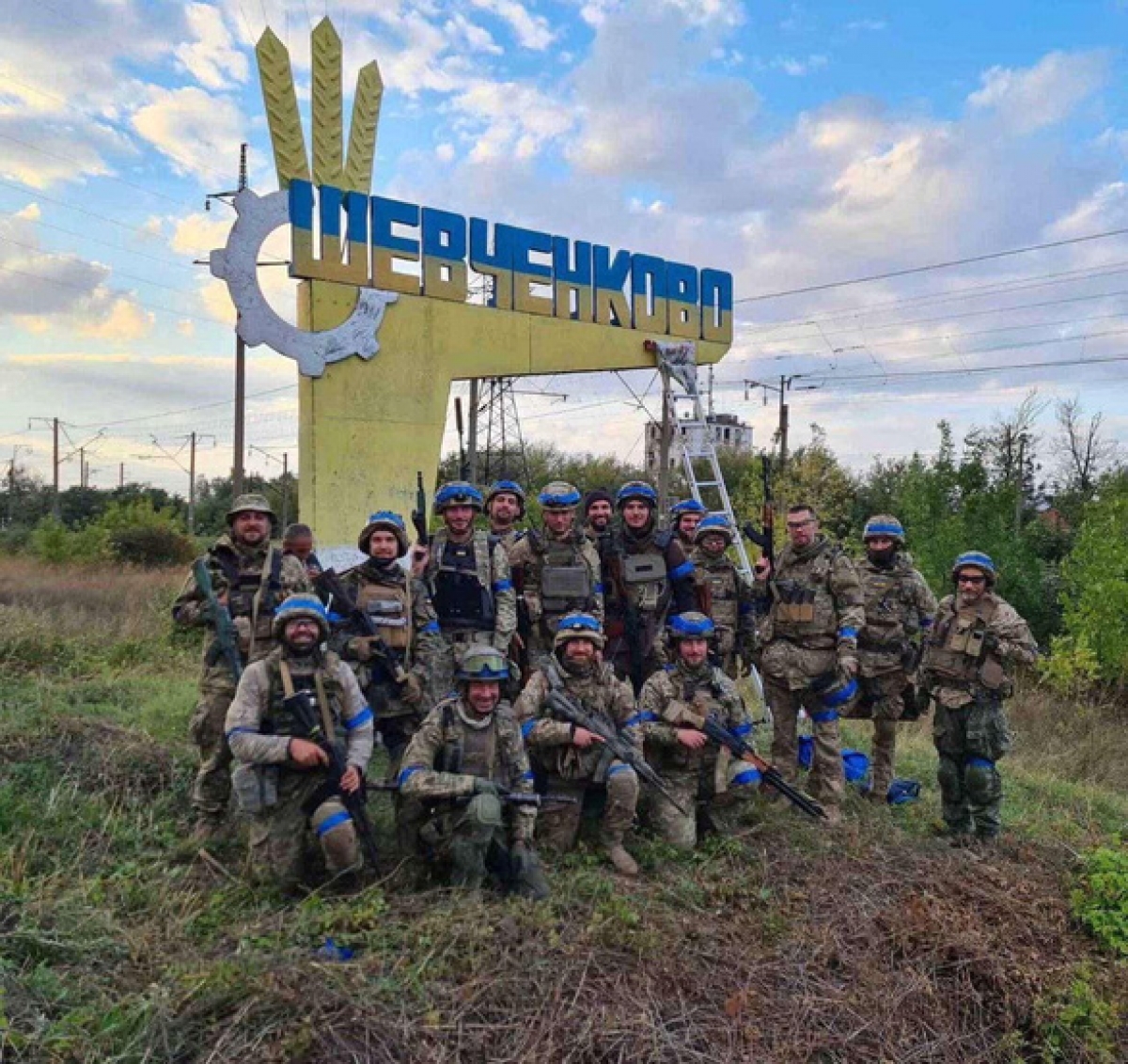 Các thành viên lực lượng Ukraine chụp hình tại khu định cư Vasylenkove ở vùng Kharkov sau khi giành lại quyền kiểm soát k