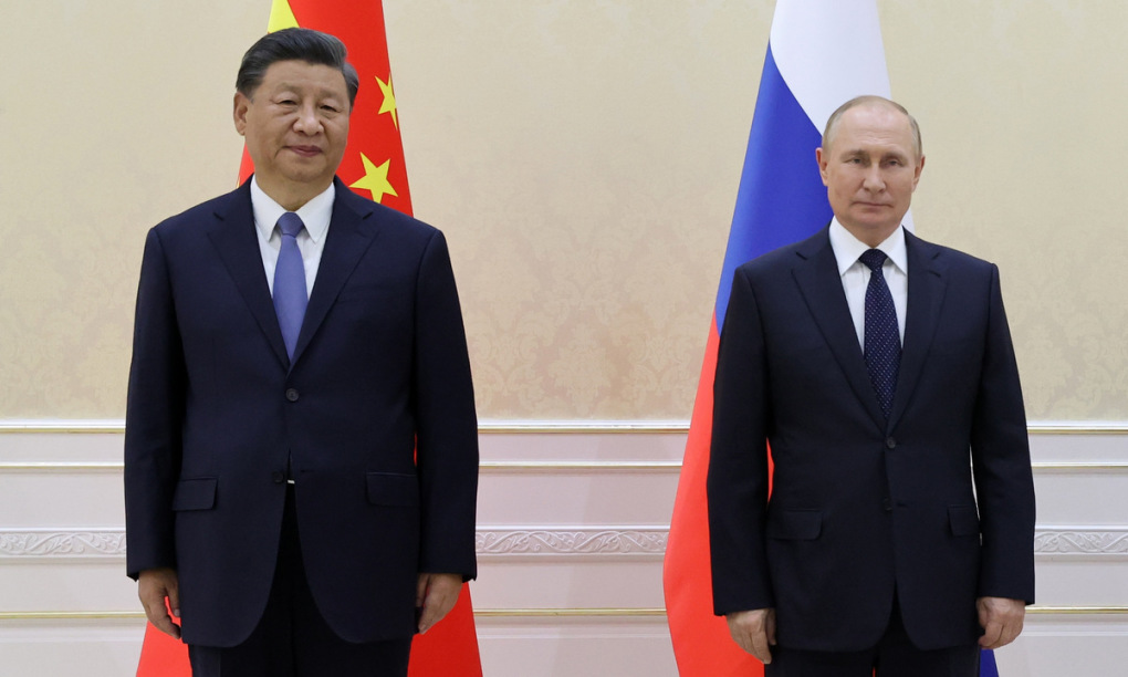 Chủ tịch Tập (trái) và Tổng thống Putin bên lề hội nghị thượng đỉnh SCO tại Uzbekistan hôm 15/9. Ảnh: AFP