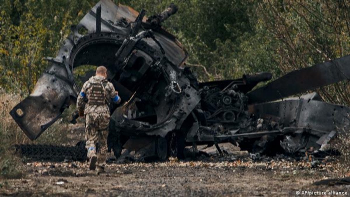 Quân đội Ukraine cạnh gần xe tăng Nga bị phá hủy tại khu vực Kharkov