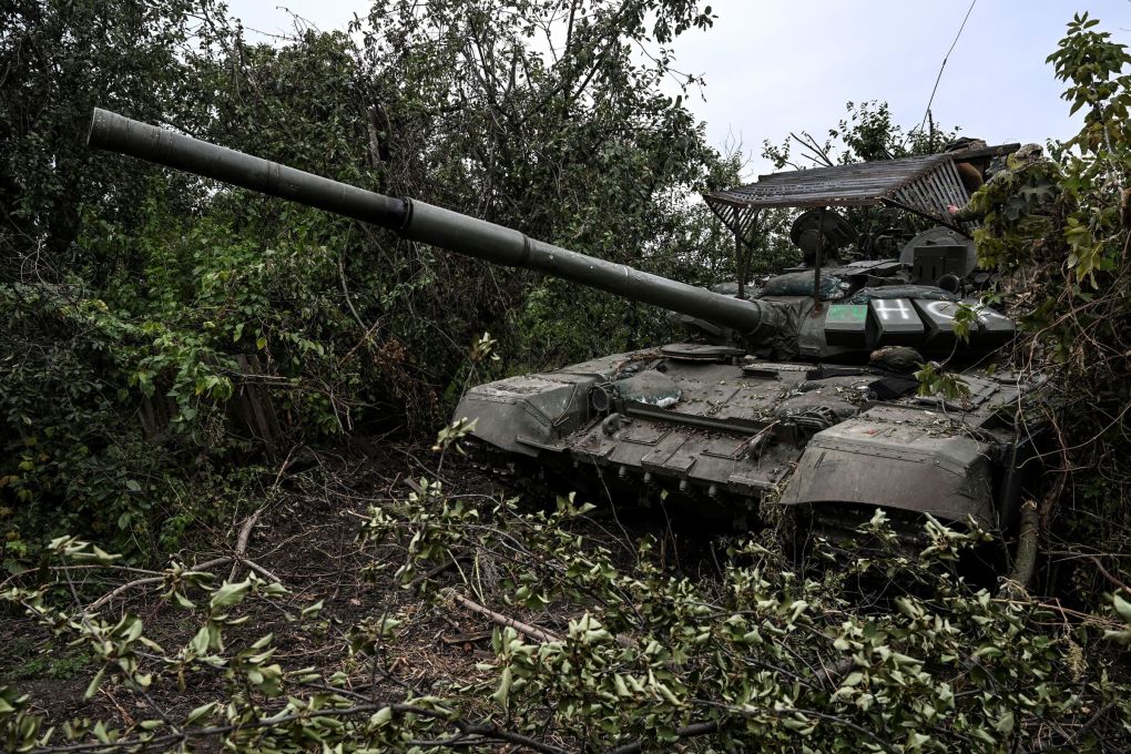 Xe tăng Nga bị bỏ lại ở ngoại ô Izyum, tỉnh Kharkov, miền đông Ukraine, hôm 11/9. Ảnh: AFP.