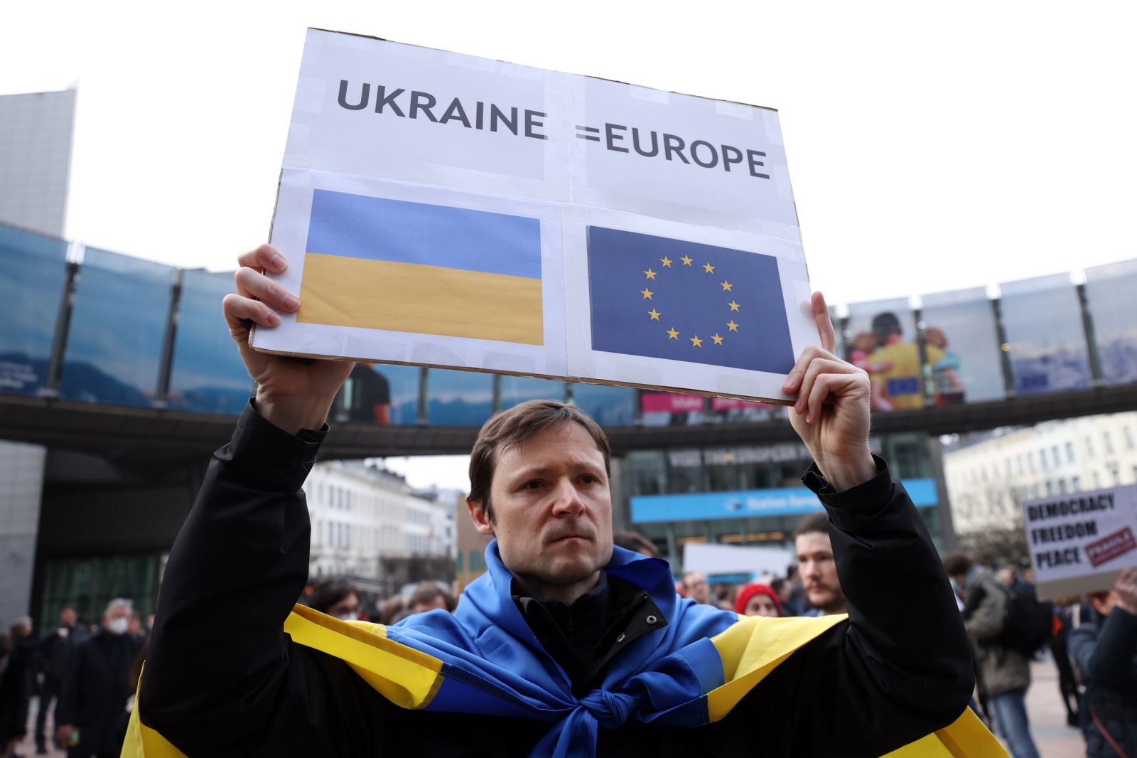 Người biểu tình ủng hộ Ukraine trước trụ sở của Liên minh châu Âu ở Brussels, Bỉ, vào ngày 1/3/2022. Ảnh: AFP