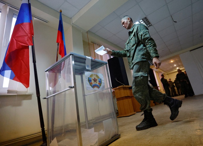 Binh sĩ bỏ phiếu trưng cầu dân ý sáp nhập vào Nga tại một đơn vị quân sự ở Lugansk, miền Đông Ukraine. Nguồn: Reuters