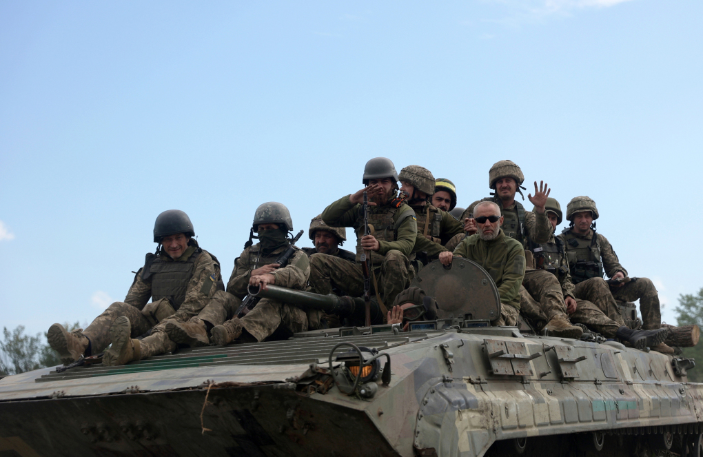 Quân đội Ukraine trên xe thiết giáp BMP-1 ở tỉnh miền đông Lugansk hồi cuối tháng 6. Ảnh: AFP.