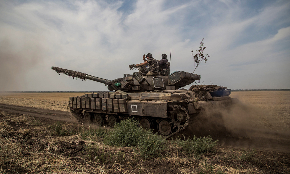 Binh sĩ Ukraine ngồi trên xe tăng gần tiền tuyến ở tỉnh Mykolaiv ngày 10/8. Ảnh: Reuters.