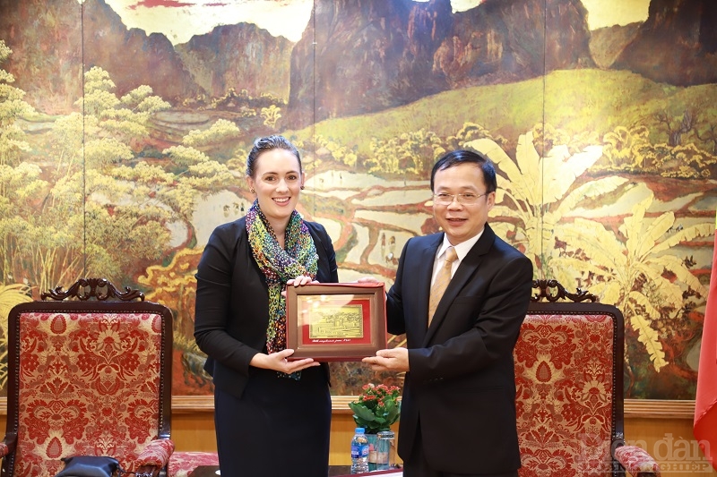 Phó Chủ tịch VCCI Bùi Trung Nghĩa tặng quà lưu niệm cho Cao ủy Tây Úc Krista 