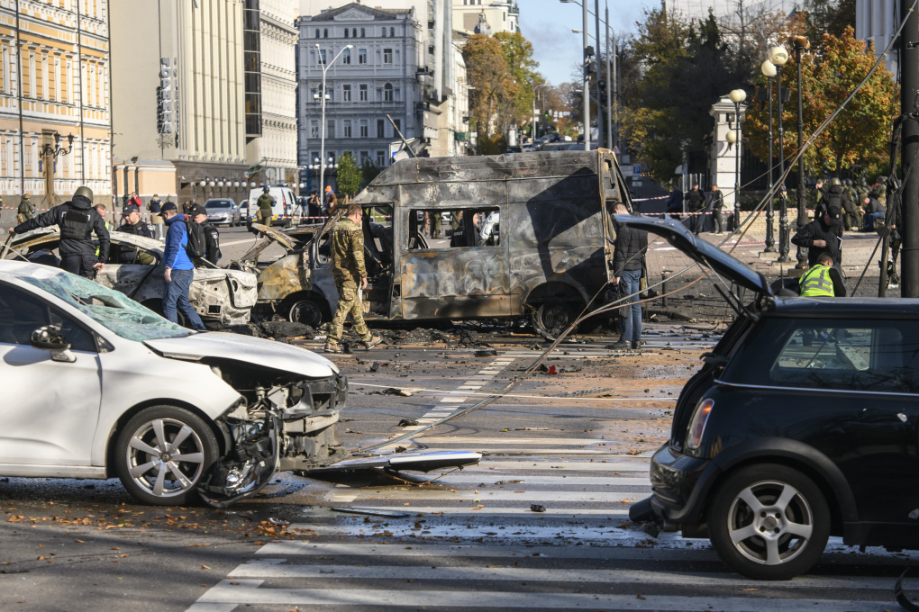 Loạt phương tiện bị phá hủy trên đường phố Kiev sau đòn tập kích hôm 10/10. Ảnh: AFP.