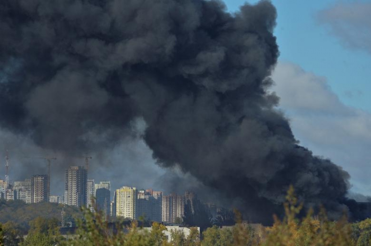 Cột khói bốc lên ở Kiev sau cuộc tấn công tên lửa của Nga hôm 10/10. Ảnh: Reuters.