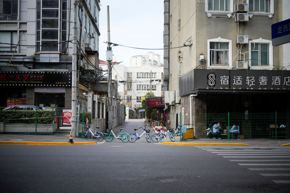 Một lối vào phố bị chặn bằng xe đạp ở thành phố Thượng Hải của Trung Quốc ngày 11-10 - Ảnh: REUTERS