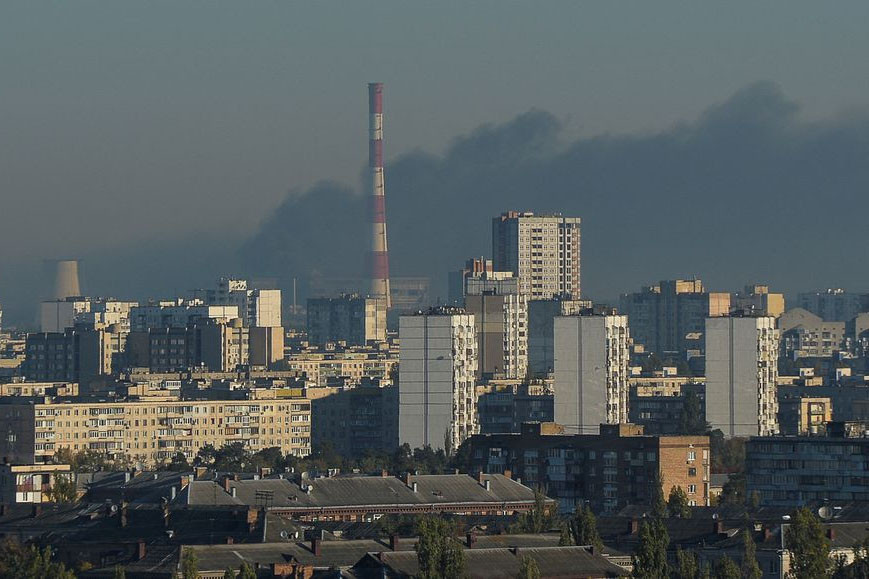 Khói bốc lên từ ở khu vực ngoại ô thủ đô Kiev, Ukraine sau các cuộc không kích của Nga 
