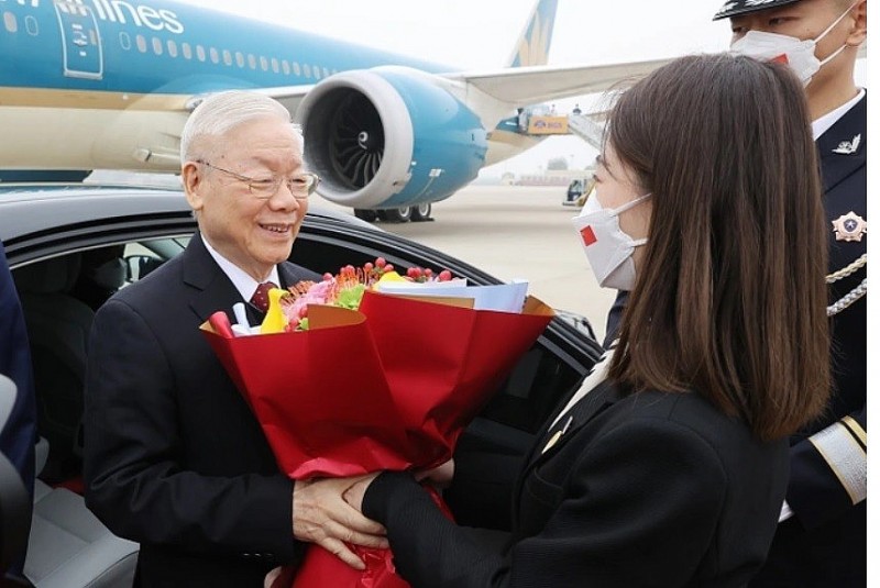 Nghi thức tặng hoa chào mừng tại lễ đón Tổng Bí thư Nguyễn Phú Trọng và Đoàn đại biểu cấp cao Đảng Cộng sản Việt Nam ở Sân bay quốc tế Bắc Kinh. (Nguồn: TTXVN)