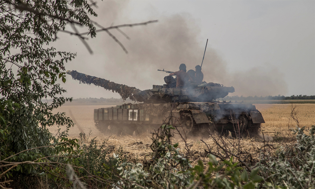 Xe tăng Ukraine gần chiến tuyến tại tỉnh Mykolaiv ngày 10/8. Ảnh: Reuters.