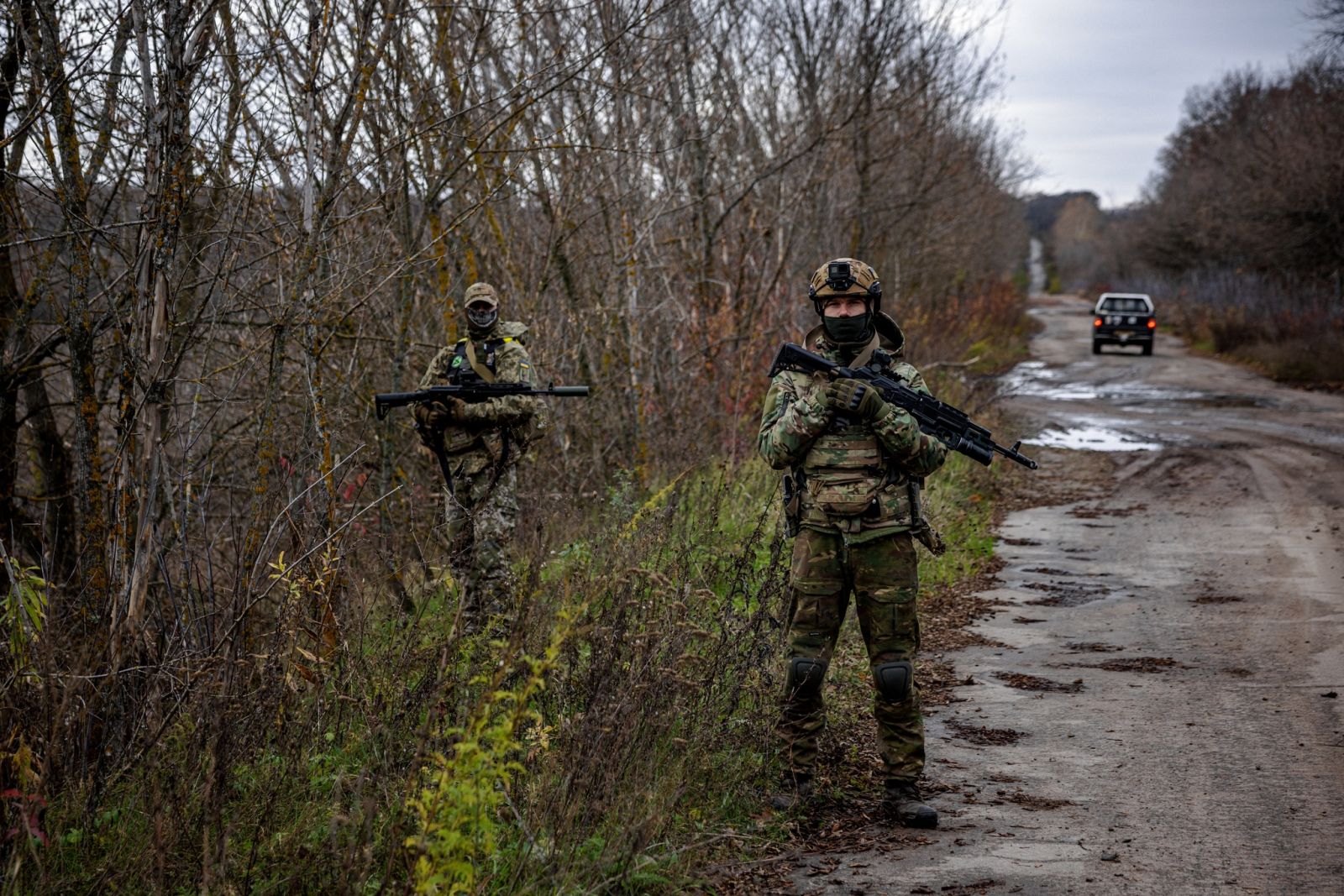 Quân đội Ukraine canh gác trên một con đường gần biên giới giáp với Nga ở tỉnh Kharkiv. Ảnh: AFP