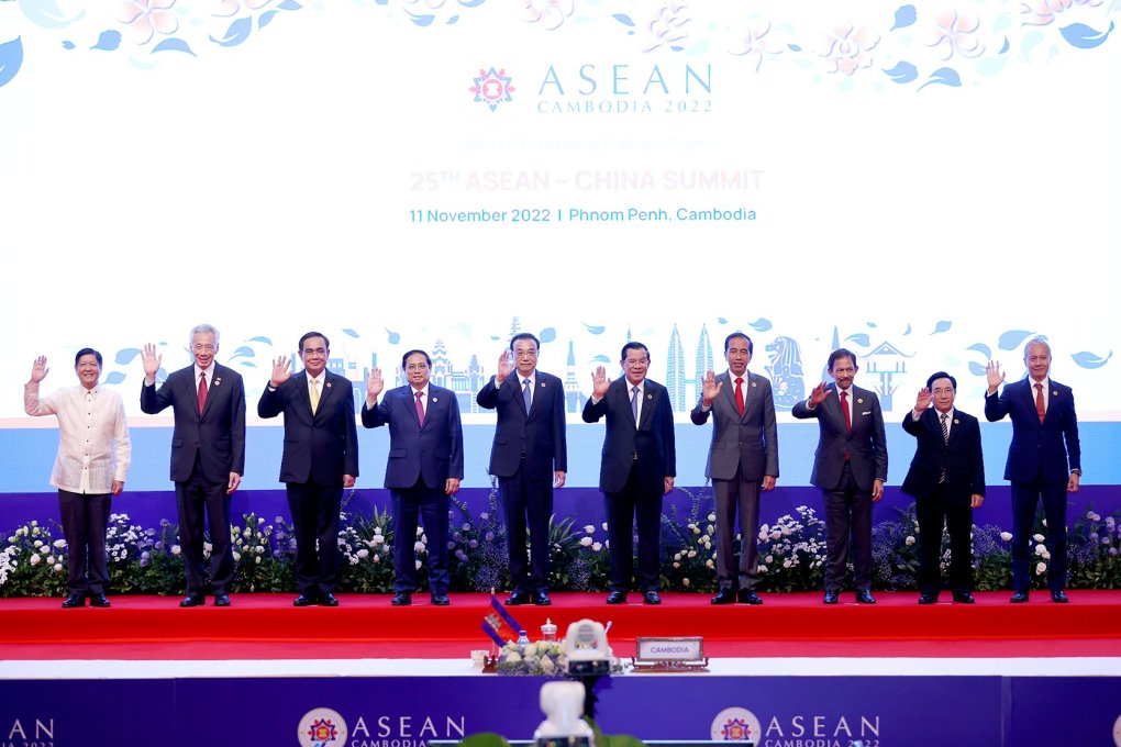 Các lãnh đạo ASEAN và Thủ tướng Trung Quốc Lý Khắc Cường tại hội nghị cấp cao ASEAN - Trung Quốc ở Phnom Penh ngày 11/11. Ảnh: TTXVN.