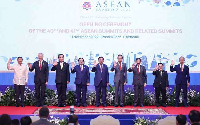 Thủ tướng Phạm Minh Chính và trưởng đoàn các nước ASEAN chụp ảnh chung tại Lễ khai mạc. Ảnh: Dương Giang-TTXVN