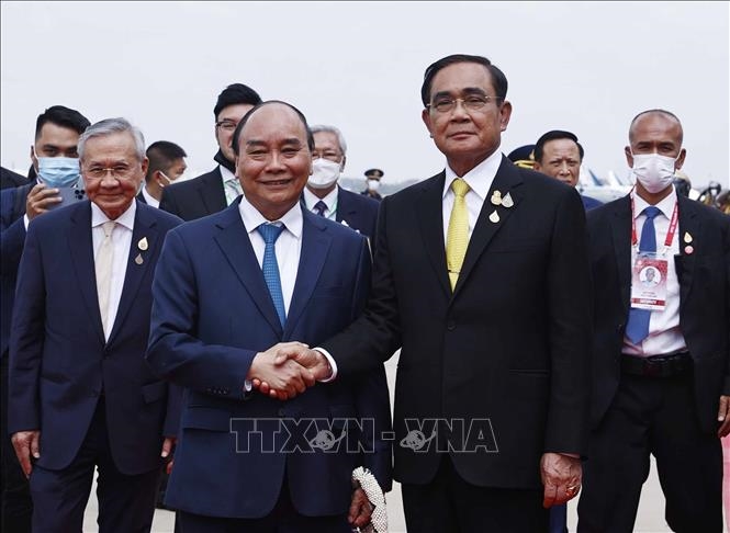 Thủ tướng Thái Lan Prayut Chan-o-cha đón Chủ tịch nước Nguyễn Xuân Phúc tại Sân bay Không quân Hoàng gia Thái Lan