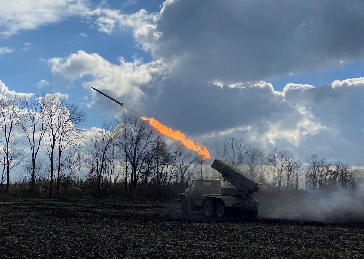 Ukraine bắn về phía lực lượng Nga. Ảnh: Reuters